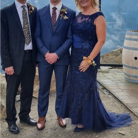 Evening Dress, in perfect condition. Has boning and bra cups. Orig price 800$ - Picture 3 of 9